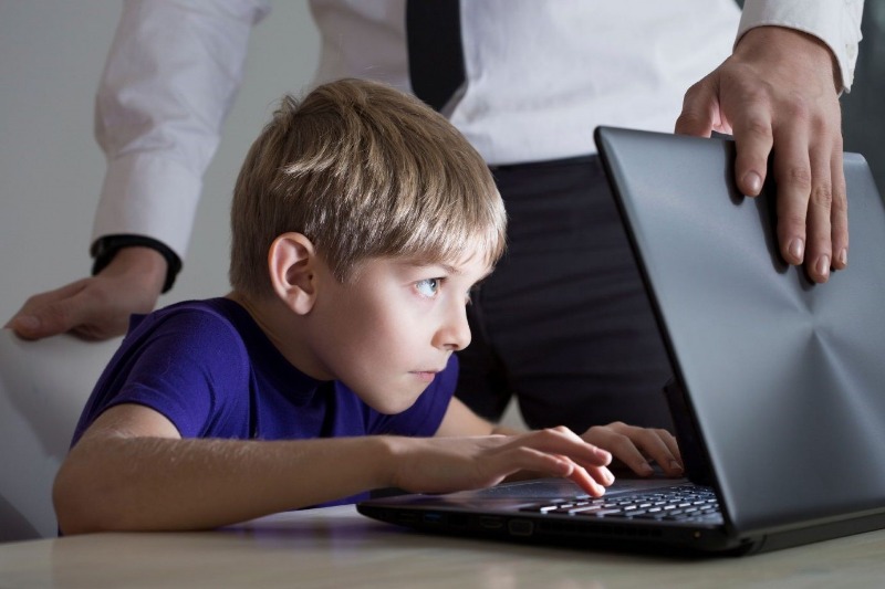 Strategi Pintar Mengurangi Waktu Layar untuk Kesehatan Tubuh dan Pikiran Strategi Pintar Mengurangi Waktu Layar untuk Kesehatan Tubuh dan Pikiran